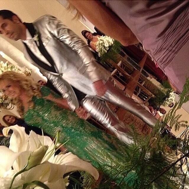 Latino se casou usando um smoking prateado