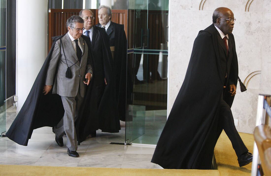 Ministro Joaquim Barbosa durante sua última sessão, que foi extraordinária, no STF; ministro se despede hoje do Supremo