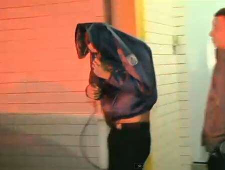 Policiais esconderam o rosto após prestar depoimento à polícia