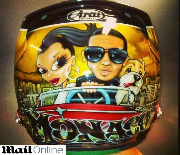 No capacete um desenho caricato do próprio piloto, ao lado da sua namorada, Nicole Scherzinger, e seu cachorro Roscoe