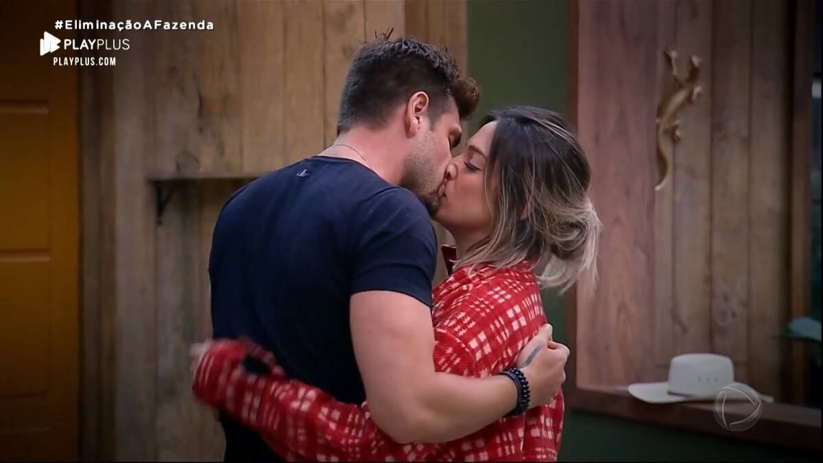 Porém, o casal tomou coragem e logo se assumiu. Tiveram algumas DRs, principalmente por serem de equipes diferentes dentro do reality, mas conseguiram manter o namoro