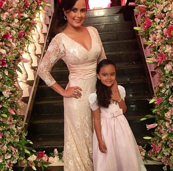 Para completar a família famosa, Luciele Di Camargo foi acompanhada da sua menina