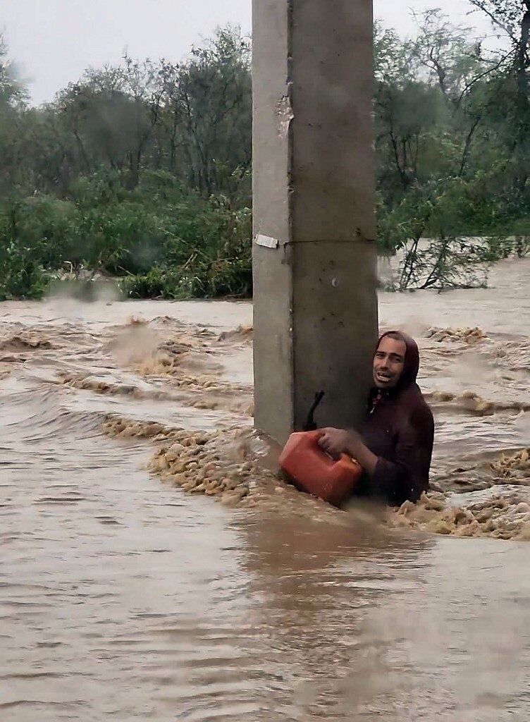 "As fortes chuvas em torno do centro de Fiona vão impactar as Ilhas Turcas e Caicos nesta tarde, com inundações contínuas que oferecem risco à vida", afirmou o NHC em boletim, acrescentando que a tempestade deve passar próximo à cadeia de ilhas em questão de horas