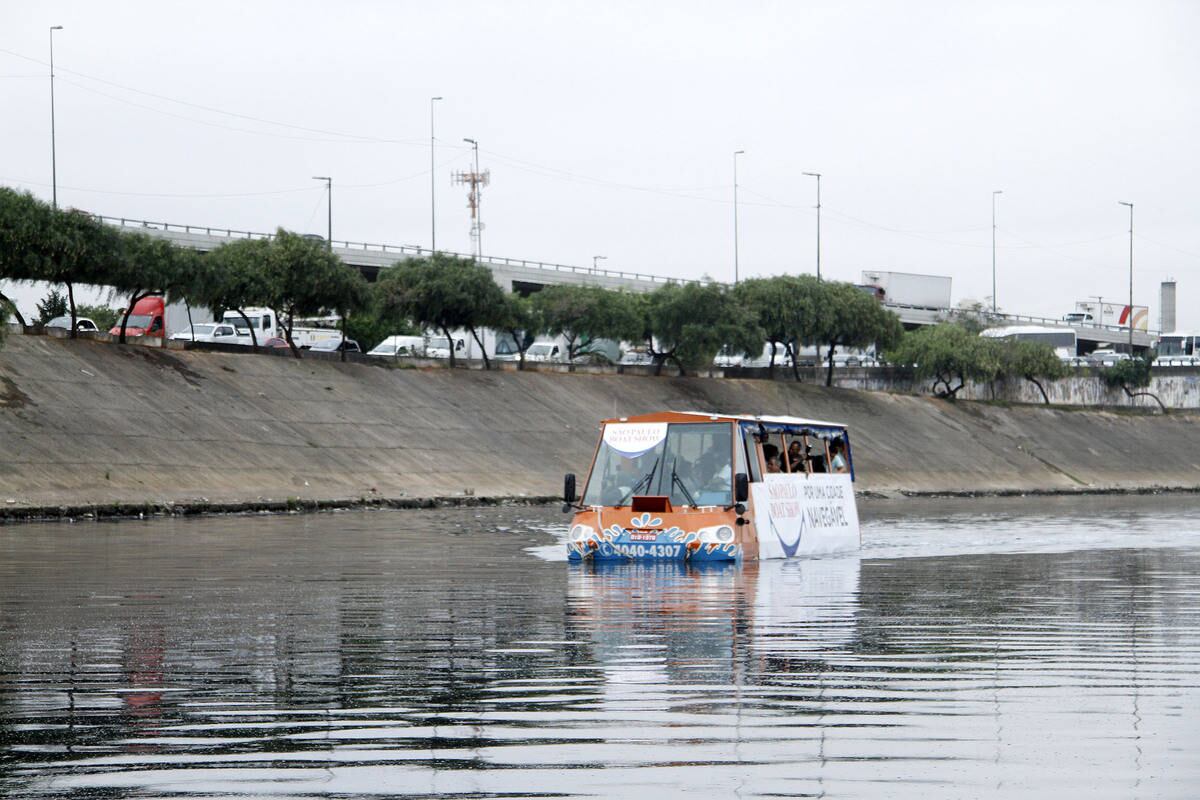 Nesse horário,
São Paulo registrava pico de lentidão de 60 km, de acordo com a CET (Companhia
de Engenharia de Tráfego)