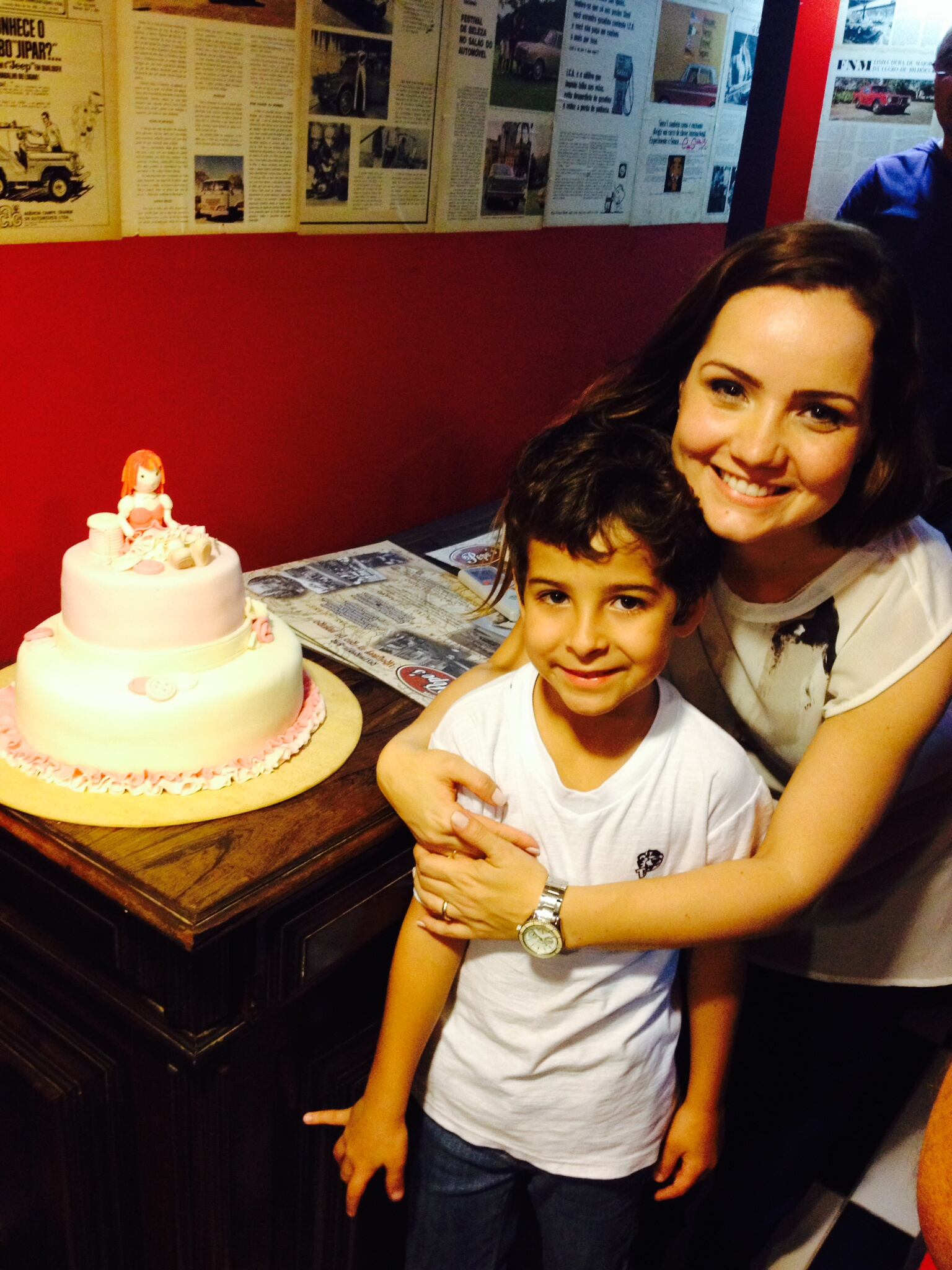 A
atriz ainda ganhou um beijo especial do ator mirim Luiz Felipe Mello, que nas
telinhas interpreta o sobrinho de sua personagem