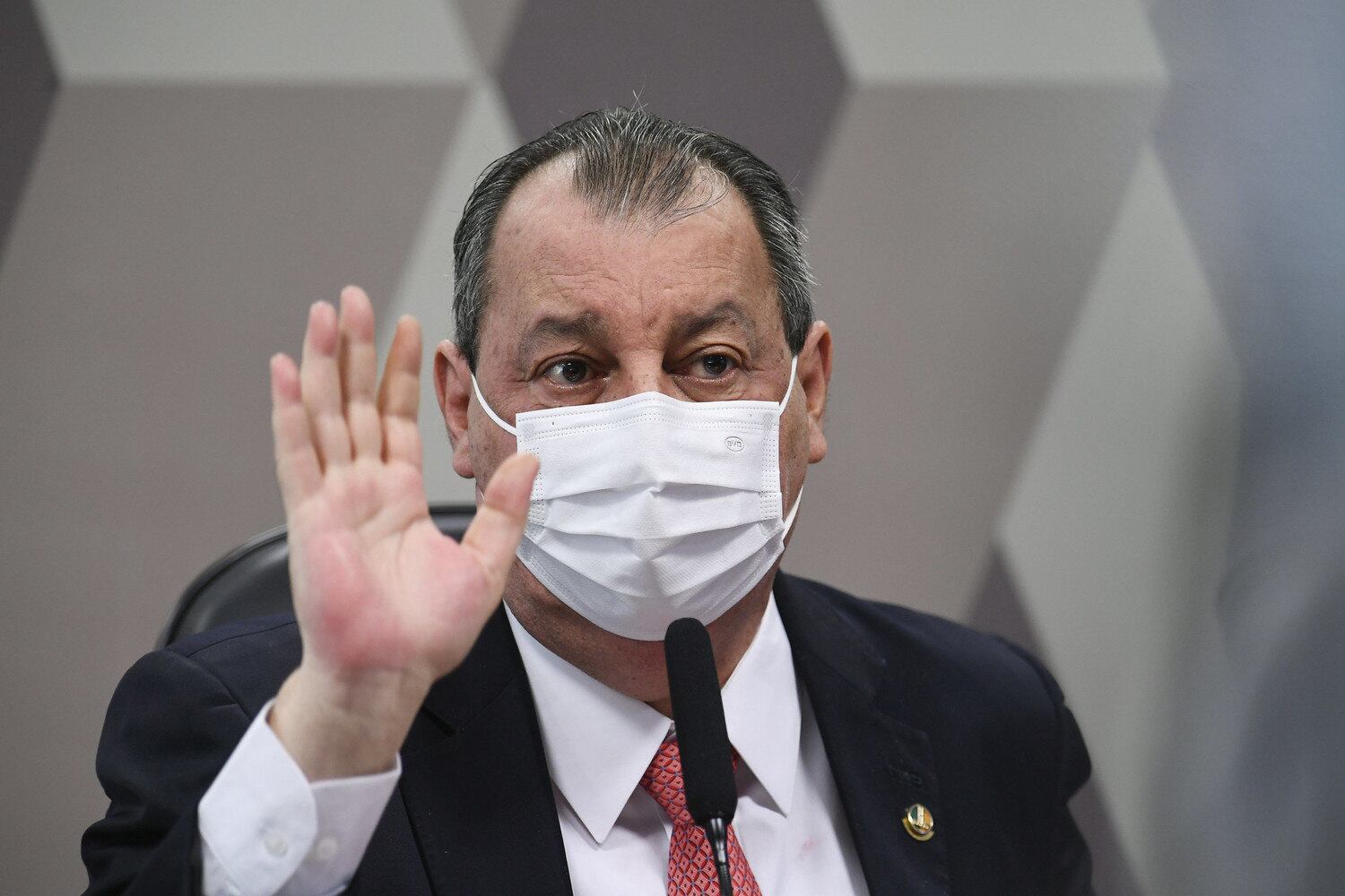 Omar Aziz nega acusações e espaço para discurso eleitoral na CPI
