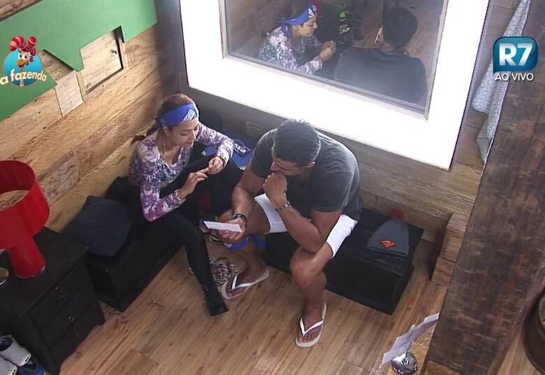 Segundo ela, um dos motivos por sua mãe ter sofrido com a
depressão é pelos problemas com a casa onde mora, no Rio de Janeiro.



— Ela era neurótica com essas coisas. Não consigo ficar mais
de dois dias na casa dela, porque é tudo muito sujo e desorganizado. Fiquei um
mês lá tentando colocar a casa em ordem. E tem minha irmã, que tem sempre tem convulsão
e tem que levar no hospital, que é muito longe

+ “Eu quero ver a Mara embaixo do edredom com o Marcelo”, dispara Ticiane
+ "Eu vou ganhar A Fazenda", crava Mara Maravilha
+ Ops! Ticiane Pinheiro visita A Fazenda e quebra cerca da casa 
