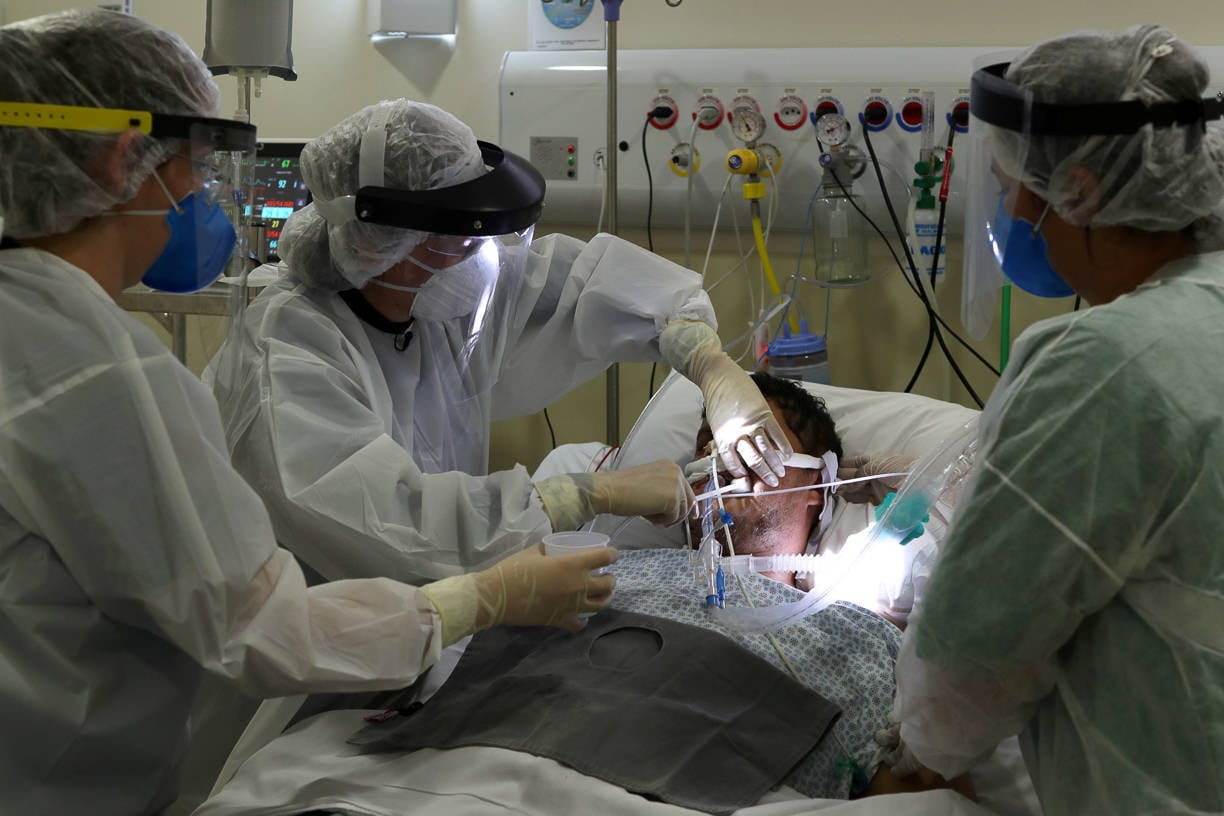 Equipe médica durante tratamento de paciente com covid
