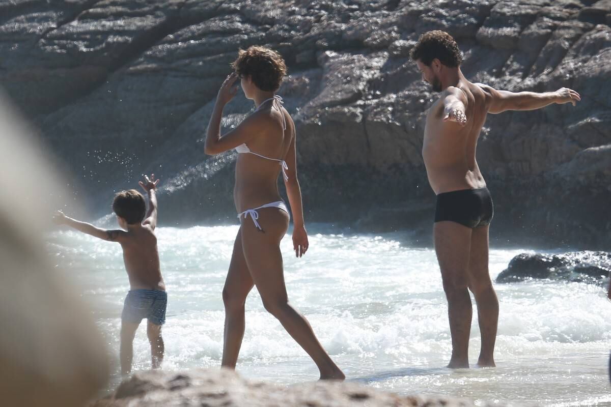 Sophie Charlotte e Daniel de Oliveira se divertem em praia com a família