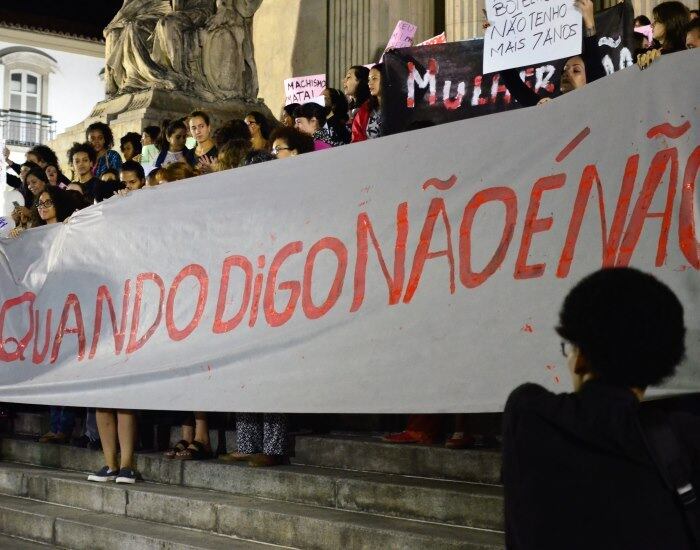 Manifestantes estenderam faixas em repúdio à violência sexual e o assédio contra mulheres