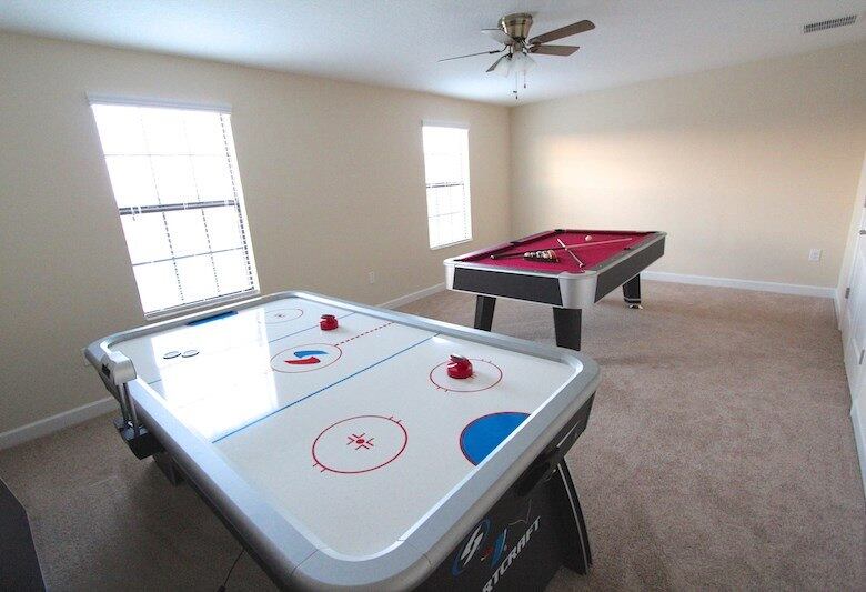 Para os momentos de descanso entre as compras e os parques,
os visitantes podem desfrutar de TV a cabo, quarto de jogos e internet Wi-Fi
