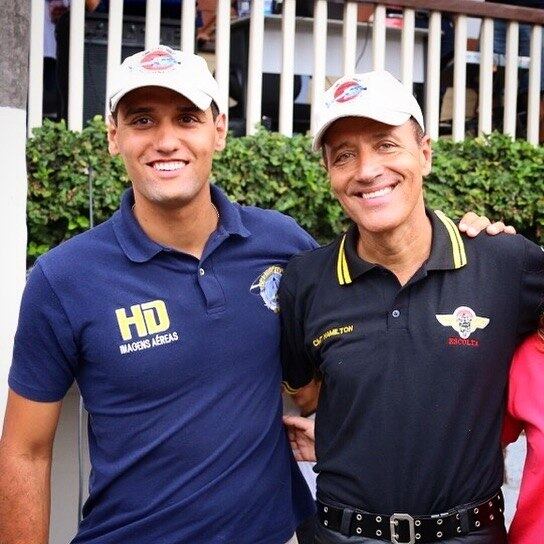 Uan Rocha posa ao lado do mentor profissional e pai, comandante Hamilton