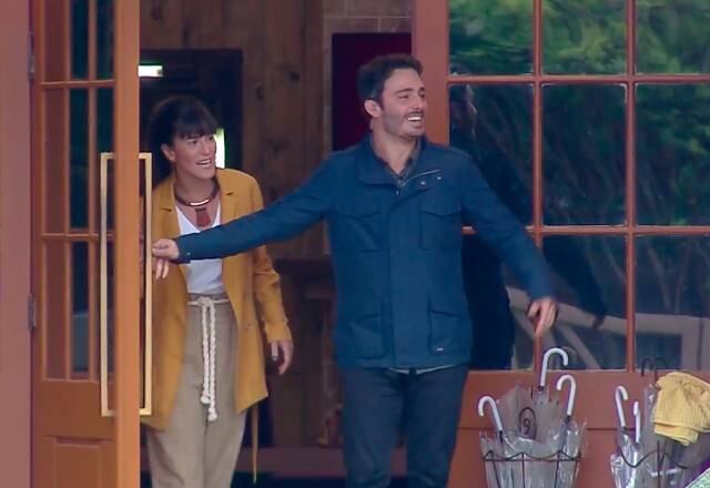 Thiago Rodrigues e Dani Moreno
Os atores de Amor Sem Igual visitaram a sede de A Fazenda 11 e anunciaram a estreia da novela para aquela semana! Para fechar o encontro, eles tomaram um delicioso café da manhã com os peões!