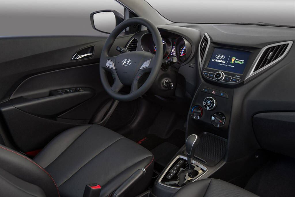 O HB20 Copa do Mundo Fifa chega às lojas em março a partir de R$ 41.465 em seis configurações e com um brinde muito especial: quem comprar o modelo levará para casa uma bola oficial da competição, uma mochila e um chaveiro