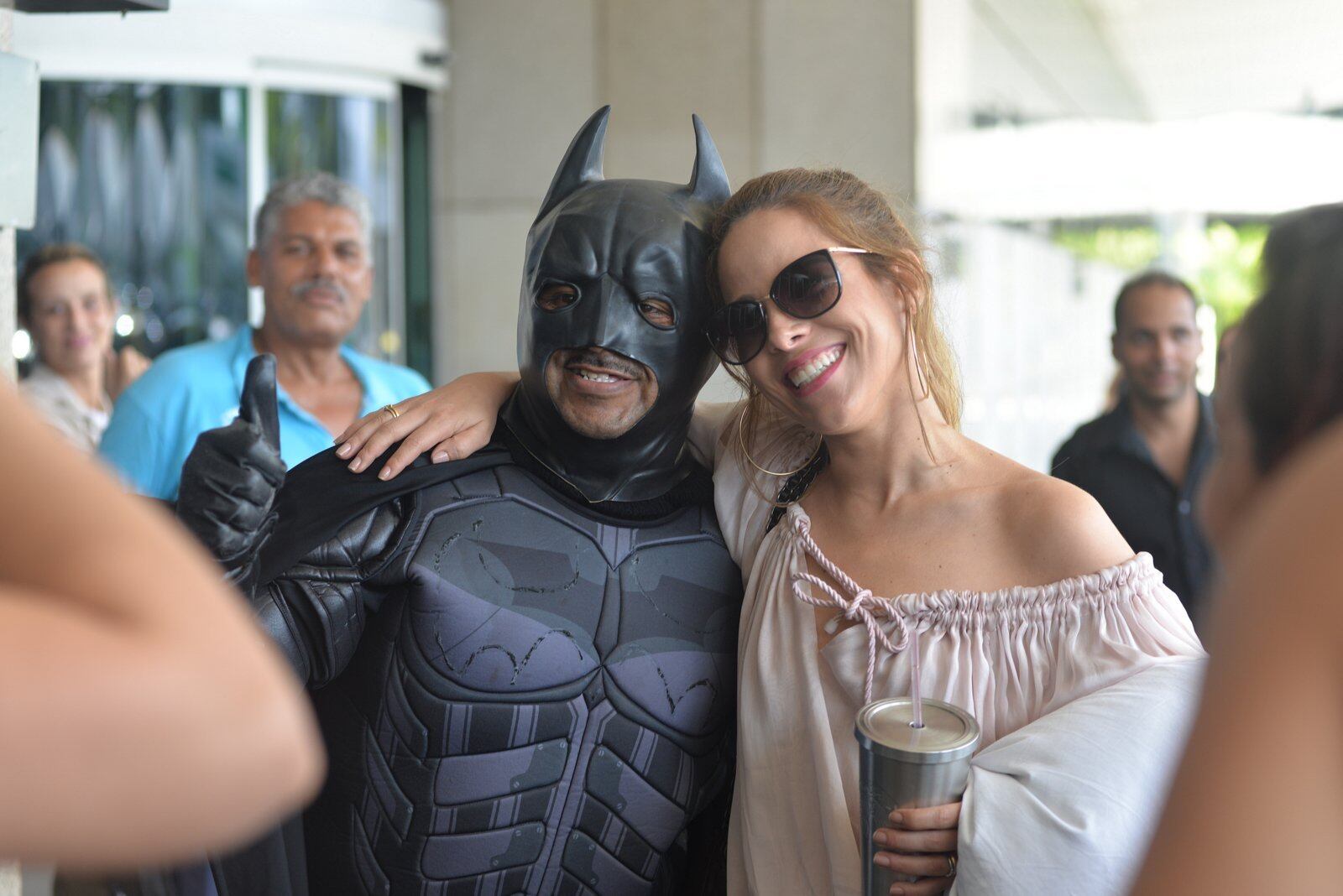 Até o "Batman" conseguiu um clique ao lado da cantora