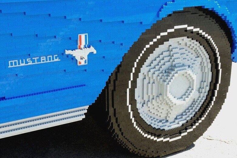 Construído pela própria equipe da Lego, o cupê contempla os mínimos detalhes do modelo original, reproduzindo nuances da grade frontal, das rodas e calotas, e mesmo as logomarcas. O Mustang foi o precursor dos muscle cars e causou febre nos consumidores norte-americanos à época, tendo um boom de vendas instantâneo