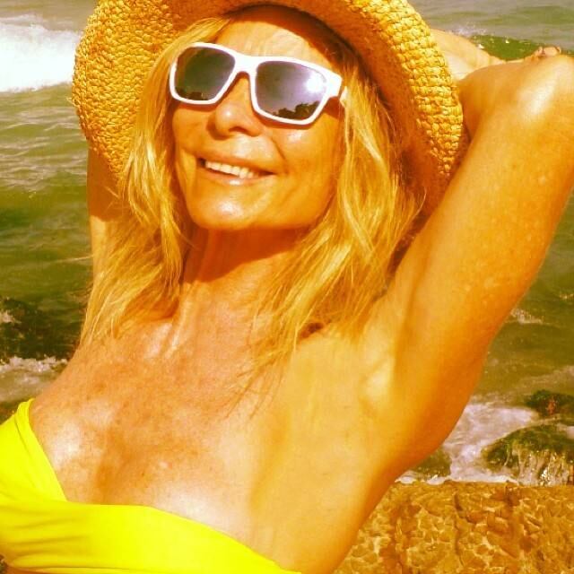 Com 59 anos, Nadja Winits sempre mostra sua boa forma nas redes sociais 

