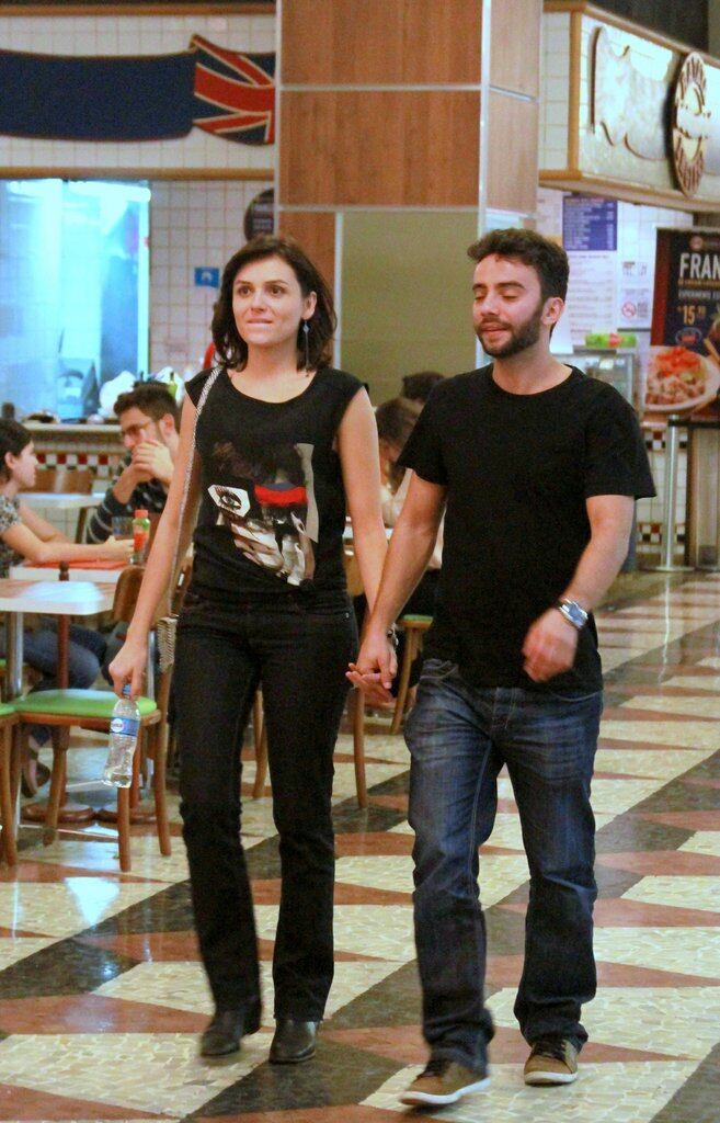 Monica percebeu a presença do paparazzo, mas não deu bola