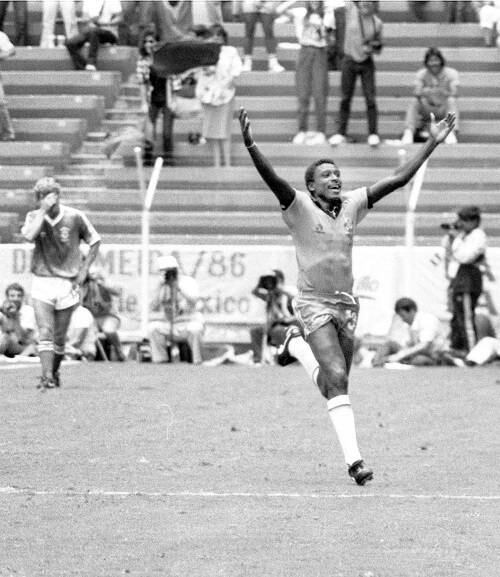 Na lateral direita, Josimar foi chamado às pressas e fez dois golaços no mundial. Logo em sua estreia, contra a Irlanda do Norte e depois, na goleada por 4x0 sobre a Polônia