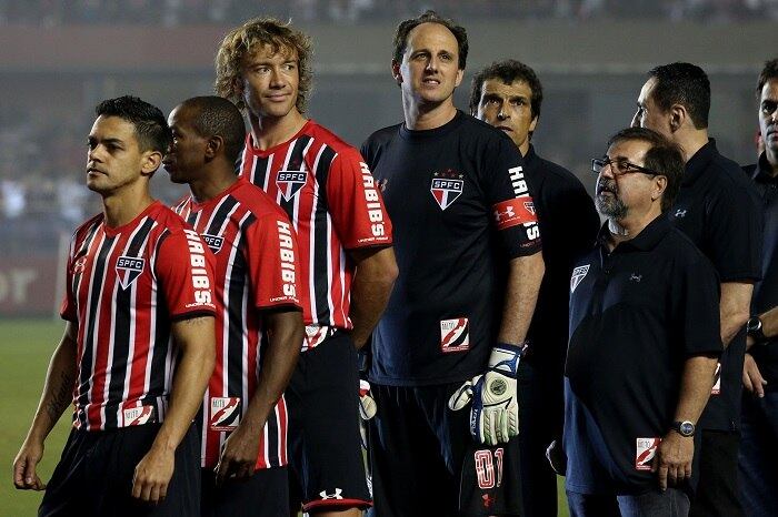 Rogério ganhou um abraço carinhoso do uruguaio Diego Lugano, ovacionado pelo torcedores no estádio...