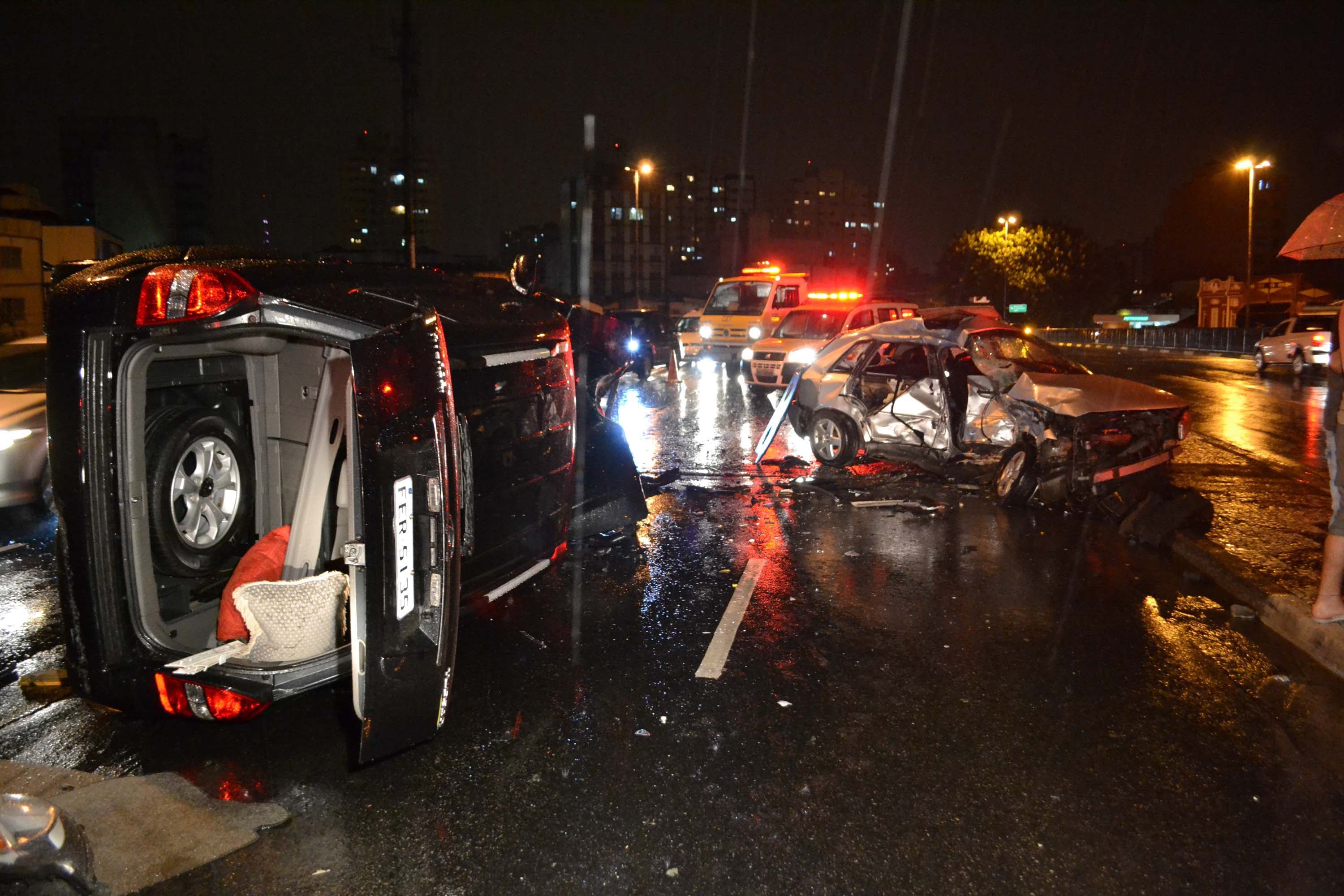 Acidente com três carros deixou ao menos três pessoas feridas