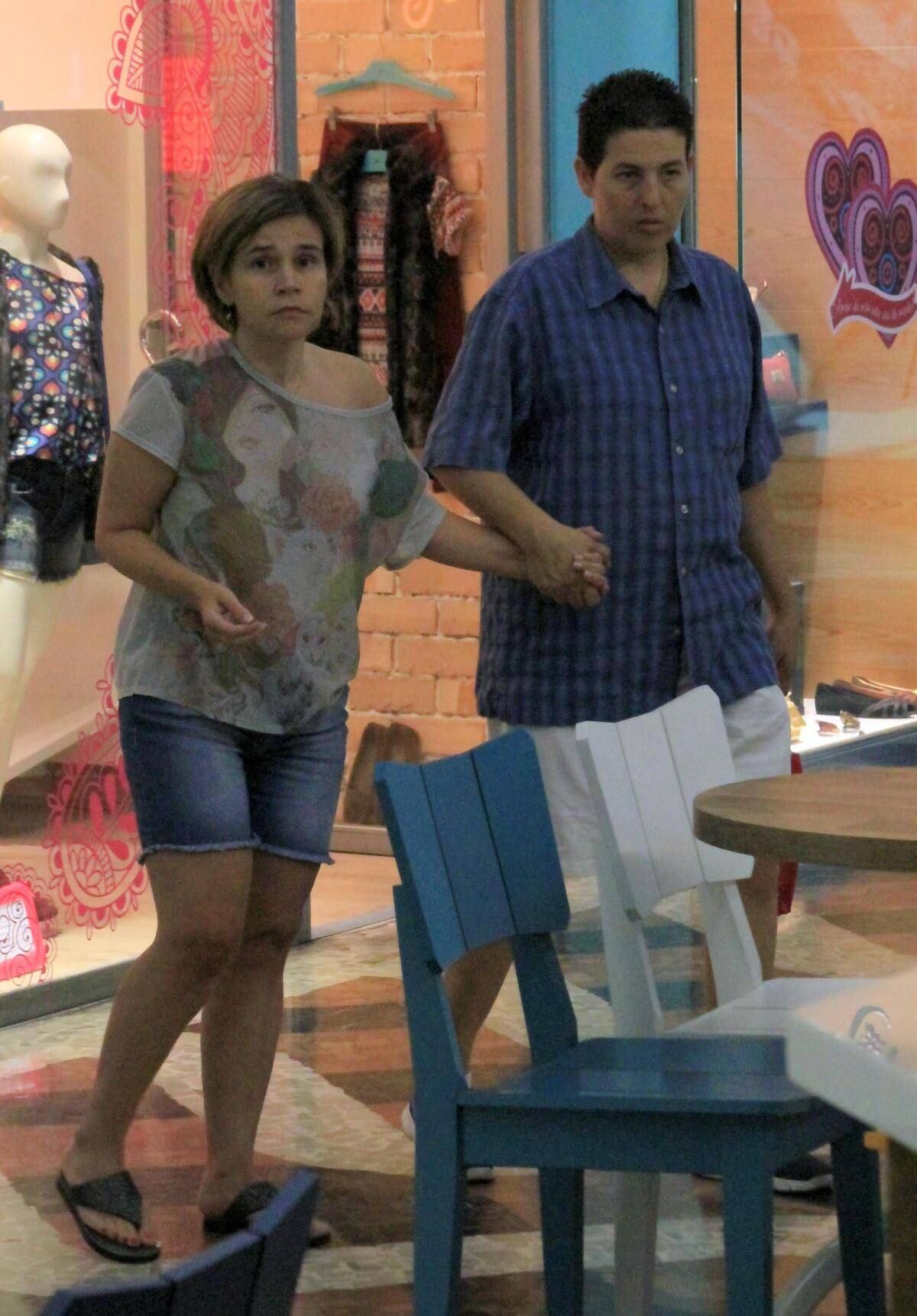 Com uma roupa bem confortável, a atriz não saiu de perto da assessora 