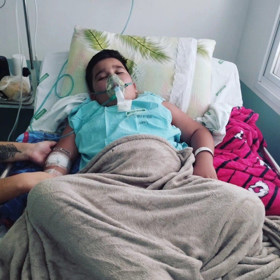 Um menino de 6 anos morreu, no domingo (15), cinco dias após ter caído de um pula-pula, em Votuporanga, no interior de São Paulo. Nicolas Souza Prado se machucou na cama elástica na data em que comemorava o próprio aniversário. O menino fraturou quatro costelas e sofreu lesões no peito e no braço esquerdo. Nicolas foi levado para um hospital particular da cidade, onde passou por cirurgia e ficou cinco dias internado, mas não resistiu aos ferimentos e morreu