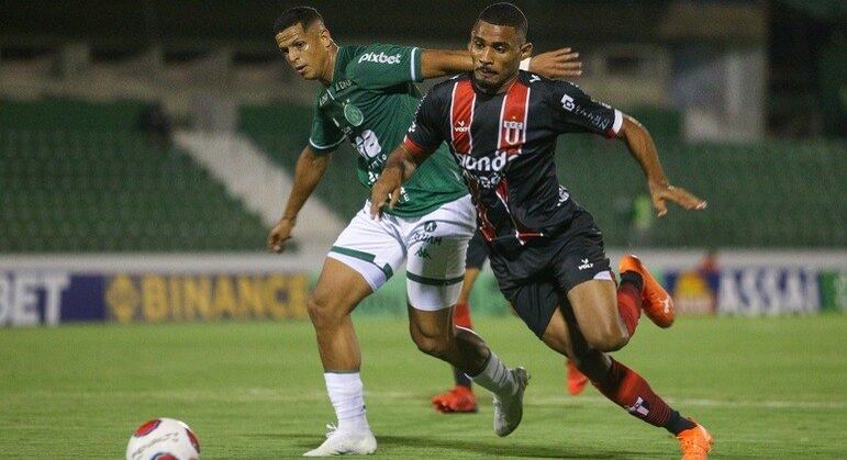 Disputa de bola entre jogadores no confronto disputado em Campinas: melhor para o Botafogo