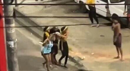 Moradores socorreram um dos baleados no confronto
