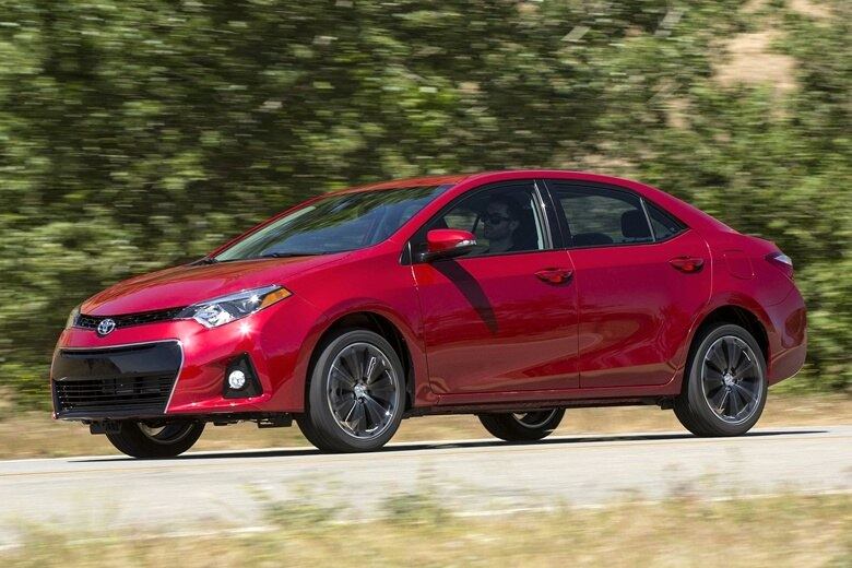 Para gerenciar os blocos estão um câmbio manual de seis marchas, um automático de quatro velocidades (sim, a Toyota insistirá em oferecer uma transmissão ultrapassada) e uma moderna caixa continuamente variável (CVTi-S) de sete marchas — o "i" é de intelligent e o "S" é de shift, que significa câmbio em inglês

VEJA TAMBÉM

> Novo Toyota RAV4 chega ao Brasil R$ 22 mil mais barato, a partir de R$ 96,9 mil

> Volvo V40, carro mais seguro do mundo, é lançado no Brasil por R$ 115.900

> Fiesta surpreende e supera HB20 e Onix em maio; confira os 30 mais vendidos

Quer saber tudo sobre carros? Acesse R7.com/carros