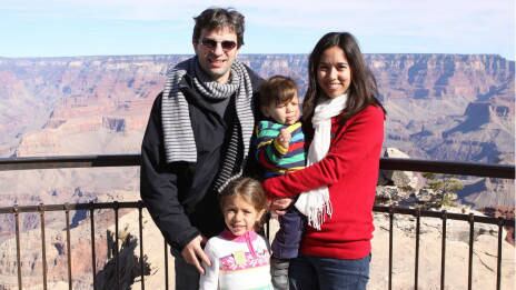 Luciana, agente de viagem e blogueira que vive em Austin (EUA)

— Todo mundo fica meio chocado por eu ser brasileira e não ligar para futebol. 'Como assim não viu o jogo?', ouço isso toda hora. Mas depois que eu me mudei para os Estados Unidos, há 12 anos, ficou bem mais complicado acompanhar futebol, mesmo na Copa. Você tem que fazer muito esforço para ver os jogos na TV. Às vezes não passa nenhum jogo, às vezes passa, mas não ao vivo... Meus amigos brasileiros aqui que gostam assistem naquele canal em espanhol, a Univision — até porque os comentaristas americanos são muito desanimados. Só que não estou disposta a tanto esforço, ainda mais agora, que estou viajando com minha família pelo país. No último jogo do Brasil, por coincidência, estava passando o finalzinho da partida quando eu estava fazendo o check-out em um hotel em Saint Louis. O cara da recepção não acreditou que eu era brasileira e não estava vendo o jogo. Mas não adianta, não tem clima de Copa aqui. Longe disso. Os americanos não assistem a futebol. Tanto que eu estava em um estádio em Detroit vendo um jogo de beisebol. Era um jogo qualquer e, vejam só, foi marcado para o mesmo horário que a seleção americana estava jogando - algo que jamais aconteceria no Brasil. O curioso é que eles nem anunciaram os gols nem nada. Só no fim que o telão mostrou o placar final da partida de futebol. É claro que o público gostou e aplaudiu. Mas rapidamente as atenções se voltaram para o beisebol novamente. Como eu disse, não tem como se empolgar, já que há zero clima de Copa do Mundo por aqui