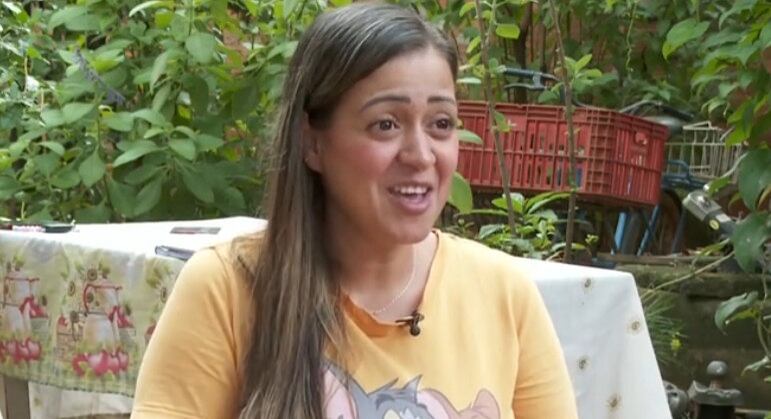 A professora Valéria Alves fala sobre o
desenvolvimento de sua aluna e relembra como a aluna nova chegou nas aulas: "Ela
sabia contar nos dedos, só não conhecia os números. Eu ficava muito
impressionada", explicou. 