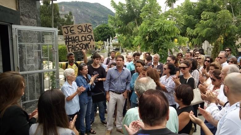Enterro reuniu amigos e familiares em cemitério no Rio