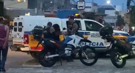 Policial militar tenta imobilizar mulher