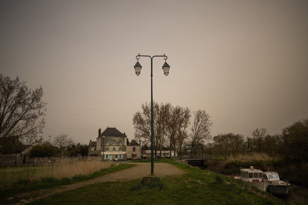 Na França, o fenômeno deve durar até quinta-feira, porque a areia "está bloqueada por um anticiclone sobre a Grécia", disse Marine Jeoffrion, do Météo France, a repórteres