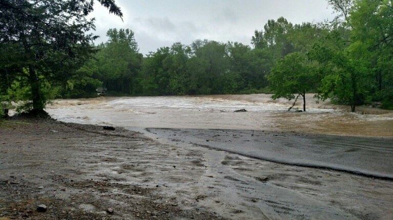 "A probabilidade da queda de granizo em áreas mais isoladas é grande. Rotas de vento devem chegar a 112 km/h", disse o órgão