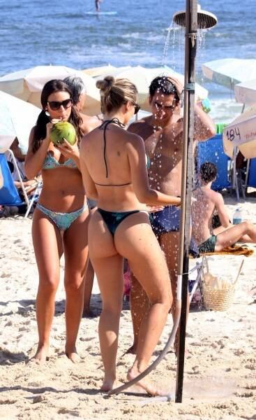 As duas usaram a ducha pública para se refrescar