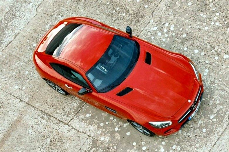 Outra novidade do modelo é o sistema
de escapamento com "flaps" variáveis, que permite ao motorista alterar o som do motor de acordo com o modo de condução 

Saiba tudo sobre carros! Acesse www.r7.com/carros