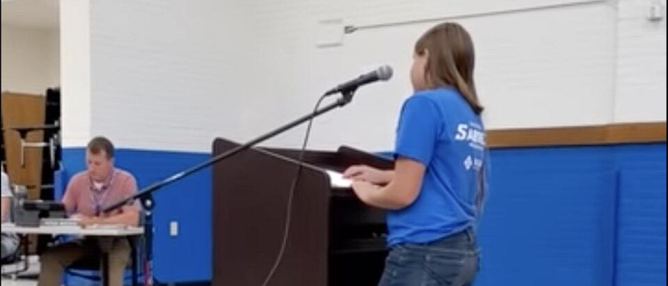 A aluna Hayey Yasgar procurou o conselho escolar para falar que se sentiu desconfortável quando seu professor pediu para que ela não contasse aos pais sobre a pesquisa