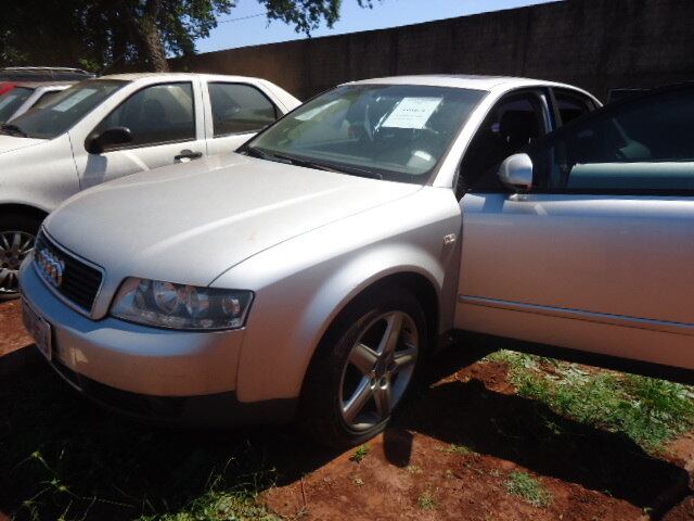 A Receita Federal também já disponibilizou carros de luxa a
preços de populares. Foi o que aconteceu no leilão realizado em novembro de
2013. Na ocasião, o Audi A4 1.8T tinha valor inicial de R$ 25 mil 