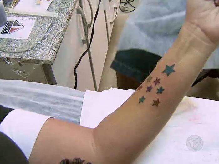 Ela até que tentou se enturmar com a nova família e, na hora de fazer uma tatuagem, lembrou mais uma vez dos filhos desenhando sete estrelinhas
> Acesse o R7 Play e assista na íntegra a todos os programas da Record! Clique e experimente!