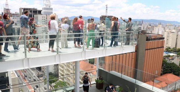 O Sesc Avenida Paulista é um centro de cultura e lazer com
programação variada para todas as idades. É possível participar de
cursos, apresentações culturais e atividades esportivas
gratuitamente ou a valores acessíveis. O Mirante fica no 17º andar, com vista privilegiada de um dos cartões postais de São Paulo.
Localizado na avenida Paulista, 119, o Sesc fica próximo à estação Brigadeiro da linha 2-Verde do Metrô. Está aberto de terça a sexta-feira, das 10h às 21h30. Aos sábados, domingos e feriados, o funcionamento é das 10h às 18h30