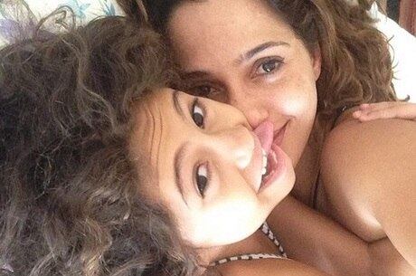 Camila Pitanga abraça Antônia e compartilha imagem