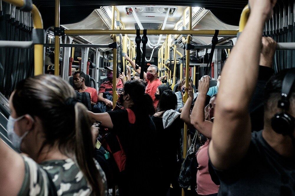 Passageiros de ônibus na cidade de São Paulo durante a quarentena