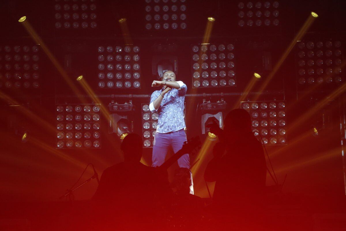 Thiaguinho cantou suas músicas de grande sucesso e dançou o tempo todo no palco