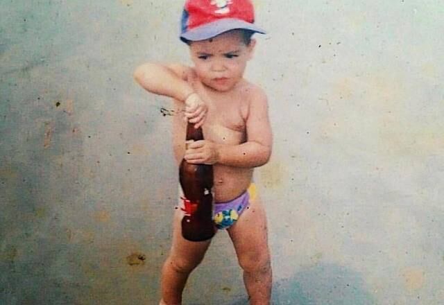 Esse carinha todo estiloso com o seu boné, ama uma praia e, desde pequeno, adorava festas! Com essas dicas, ficou fácil adivinhar, não é mesmo?