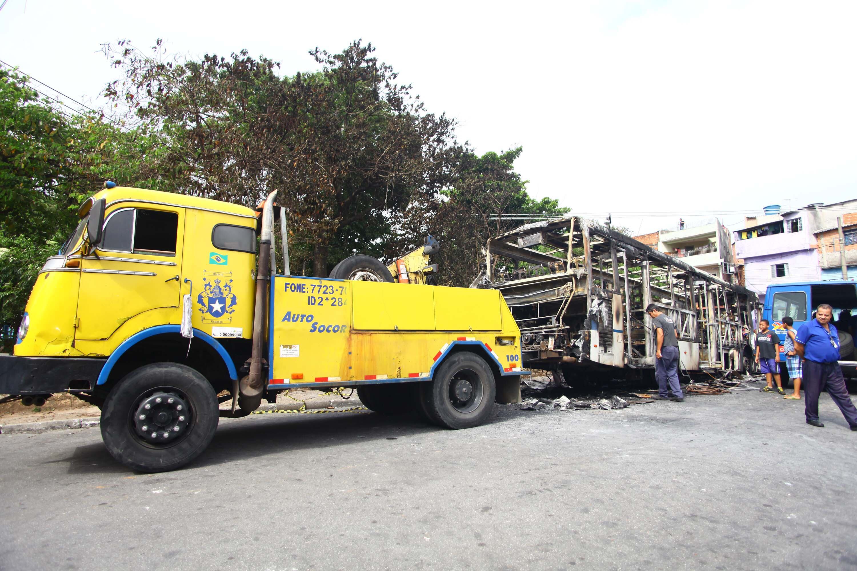 Pela manhã, veículo foi removido. Por volta das 11h30, mais um ônibus foi incendiado na região. O ataque aconteceu na rua Capitão Alcook. Segundo o motorista e cobrador do coletivo, o veículo estava vazio
