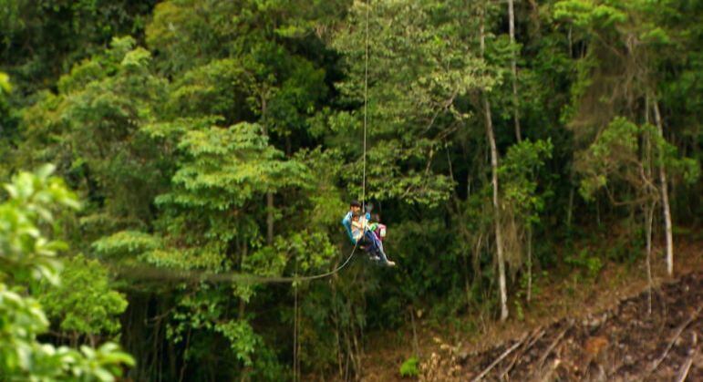 Câmera Record mostra como a jornada até a sala de aula é realizada na Bolívia