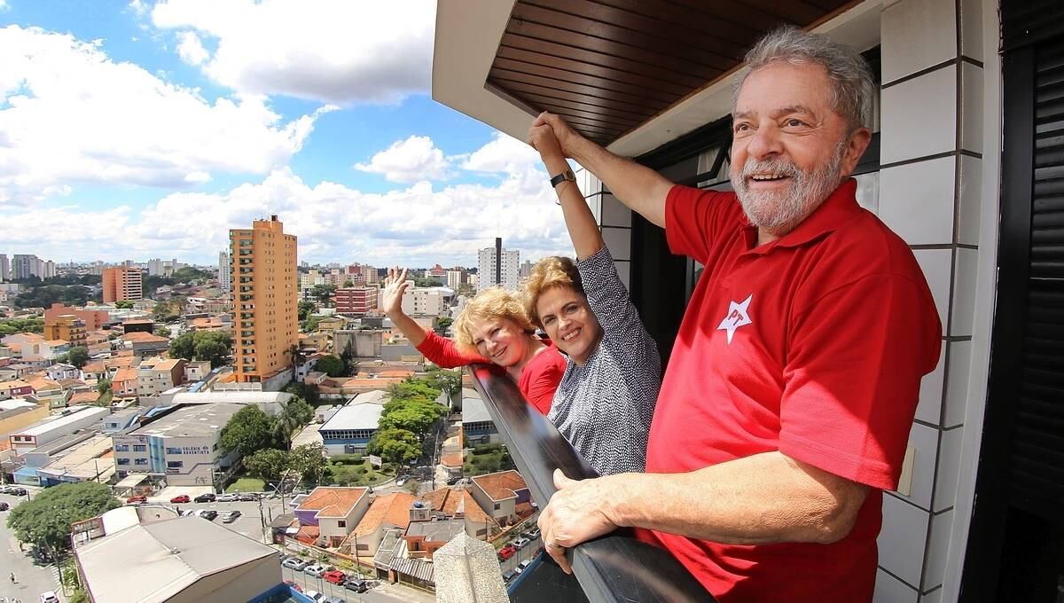 Lula recebe visita da presidente Dilma em sua cobertura em SBC