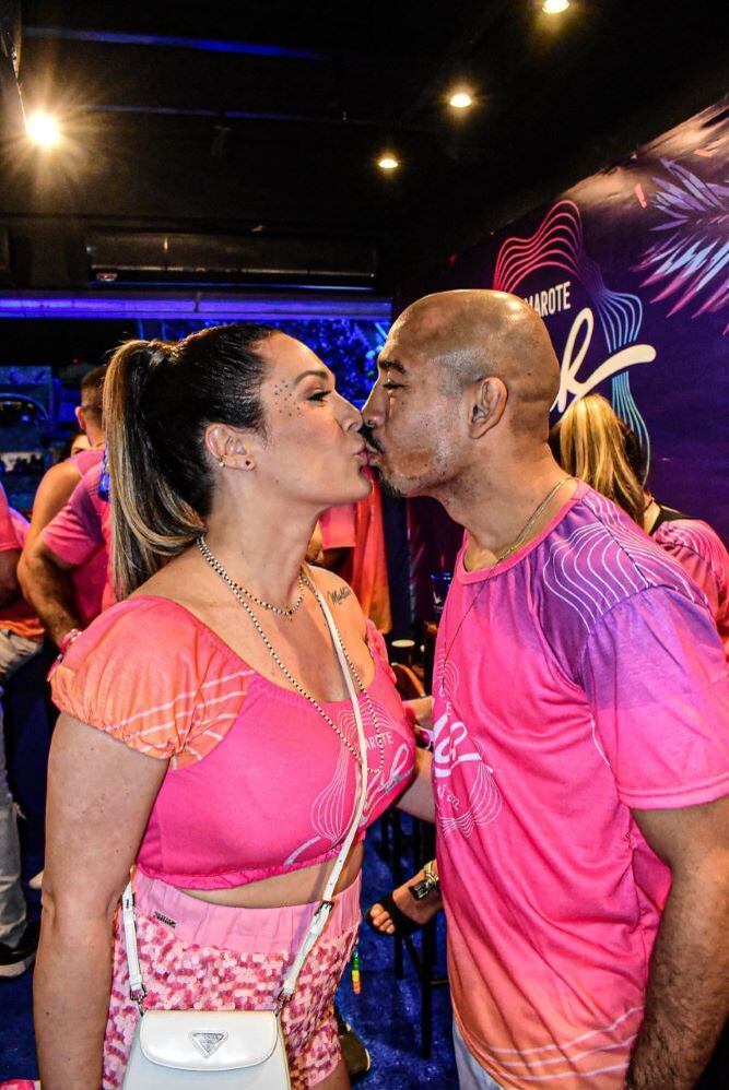 O lutador José Aldo beija sua mulher